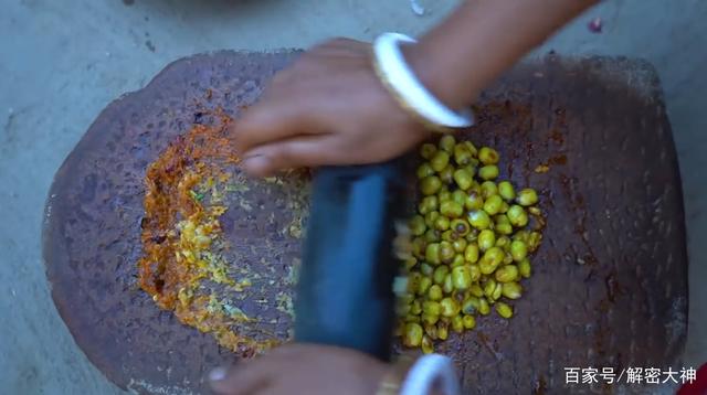 中国莲子风靡印度，煮熟后擀成稀泥状，做成咖喱莲子手抓饭(图2)